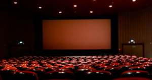 Sala de cinema com poltronas vermelhas, sala sem expectador